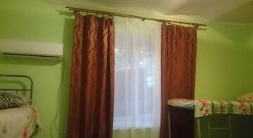 Спальное место на двухъярусной кровати в общем номере для мужчин и женщин в Гостинице Barabulka