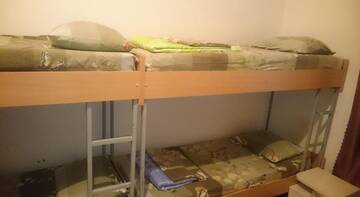 Спальное место на двухъярусной кровати в общем номере для женщин в Гостинице Barabulka