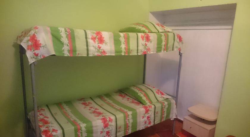 Спальное место на двухъярусной кровати в общем номере для мужчин