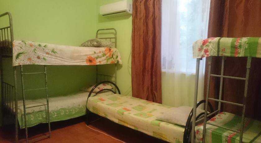 Спальное место на двухъярусной кровати в общем номере для мужчин и женщин