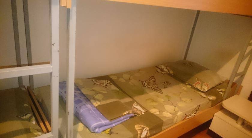 Спальное место на двухъярусной кровати в общем номере для женщин